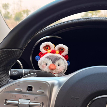 Pliša automašīnas interjera dekors ar pingvīna motīvu – dekoratīvā lelle ar tīrīšanas un signāla akcentiem, pielāgojama