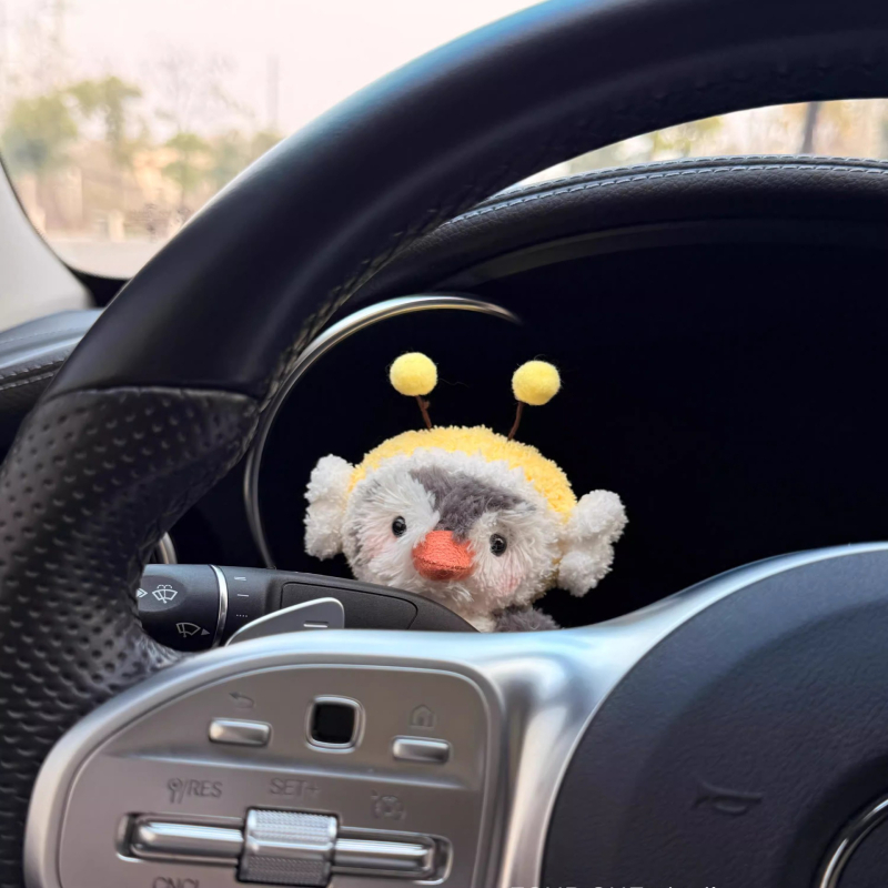 Pliša automašīnas interjera dekors ar pingvīna motīvu – dekoratīvā lelle ar tīrīšanas un signāla akcentiem, pielāgojama