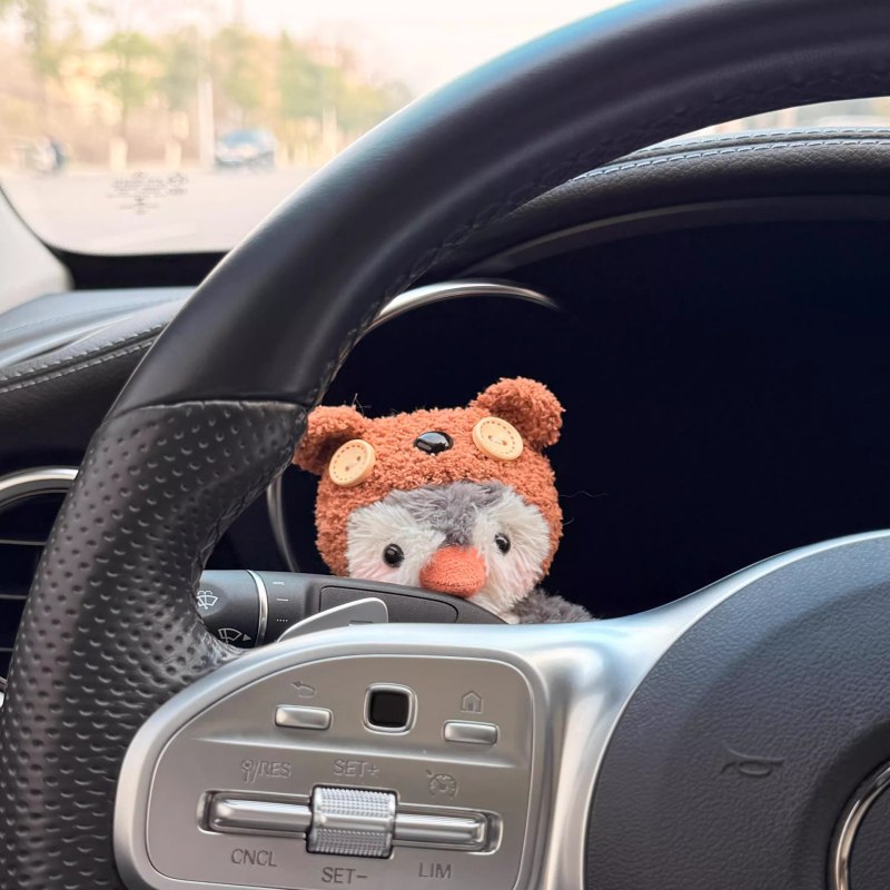 Pliša automašīnas interjera dekors ar pingvīna motīvu – dekoratīvā lelle ar tīrīšanas un signāla akcentiem, pielāgojama