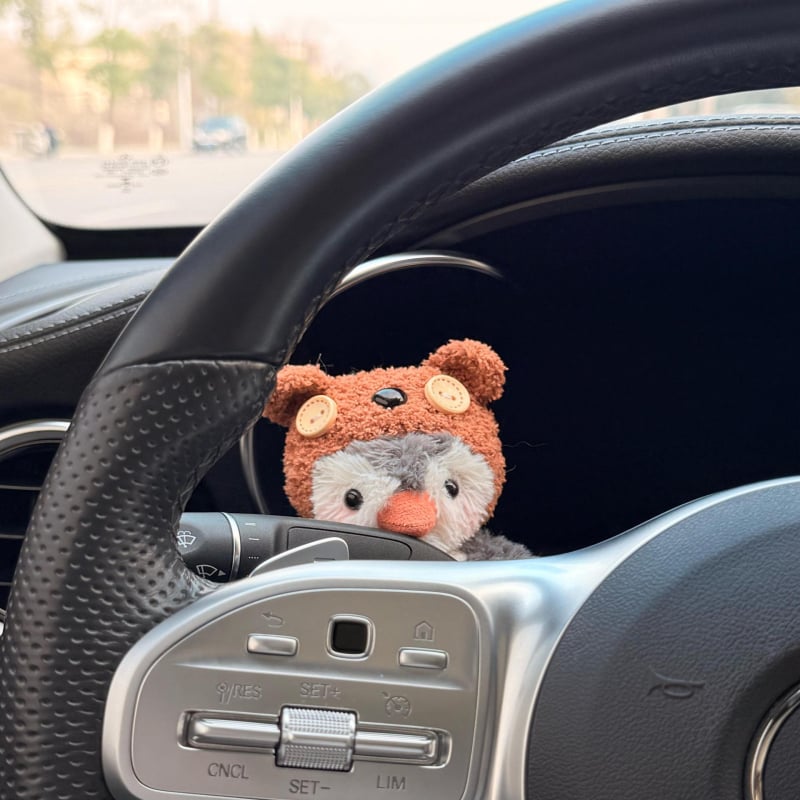 Pliša automašīnas interjera dekors ar pingvīna motīvu – dekoratīvā lelle ar tīrīšanas un signāla akcentiem, pielāgojama