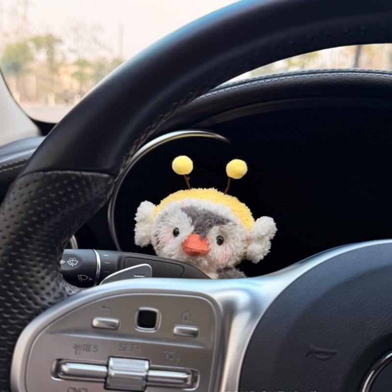 Pliša automašīnas interjera dekors ar pingvīna motīvu – dekoratīvā lelle ar tīrīšanas un signāla akcentiem, pielāgojama