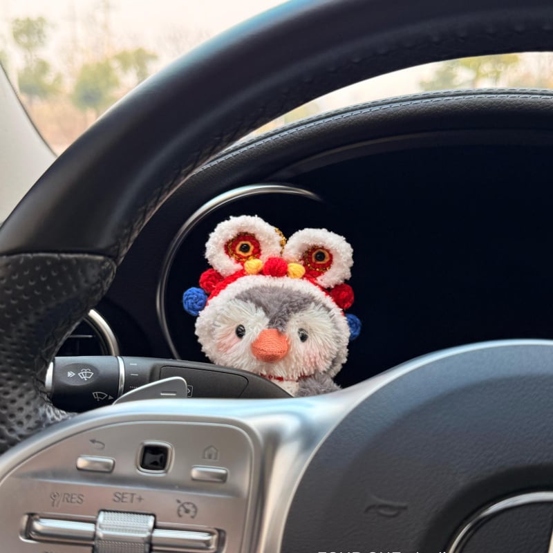 Pliša automašīnas interjera dekors ar pingvīna motīvu – dekoratīvā lelle ar tīrīšanas un signāla akcentiem, pielāgojama