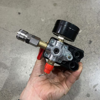 Ansamblu comutator de presiune automată pentru compresoare de aer, cu manometru și supapă de siguranță