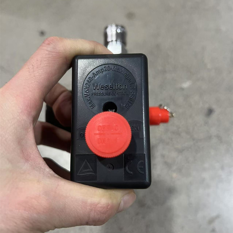 Ansamblu comutator de presiune automată pentru compresoare de aer, cu manometru și supapă de siguranță