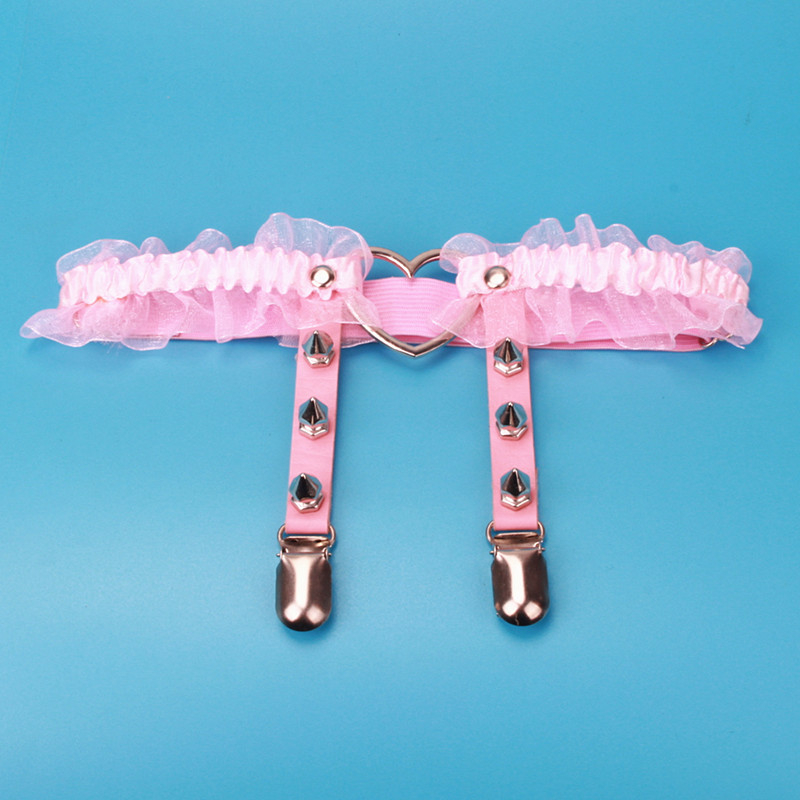 Čipkasti garter pojas sa srcem i metalnim prstenima za noge — Materijal: Čipka; Broj klipova: 2; Duljina prilagodljiva: Da; Elastičnost: Jaka; Križanje: Ne