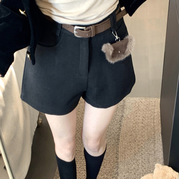 Ženske vunene hlače ravnog kroja, srednje visoki pojas, duljina do tri četvrtine, plisirane, mješavina poliestera 70–80%