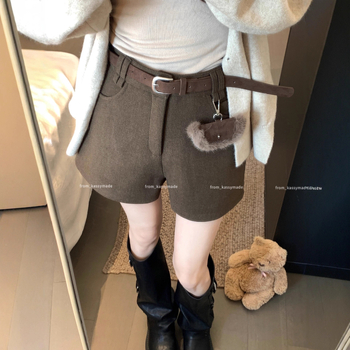 Ženske vunene hlače ravnog kroja, srednje visoki pojas, duljina do tri četvrtine, plisirane, mješavina poliestera 70–80%