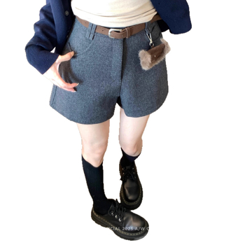 Ženske vunene hlače ravnog kroja, srednje visoki pojas, duljina do tri četvrtine, plisirane, mješavina poliestera 70–80%