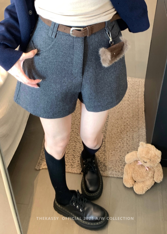 Ženske vunene hlače ravnog kroja, srednje visoki pojas, duljina do tri četvrtine, plisirane, mješavina poliestera 70–80%