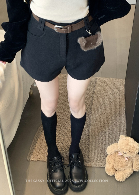 Ženske vunene hlače ravnog kroja, srednje visoki pojas, duljina do tri četvrtine, plisirane, mješavina poliestera 70–80%