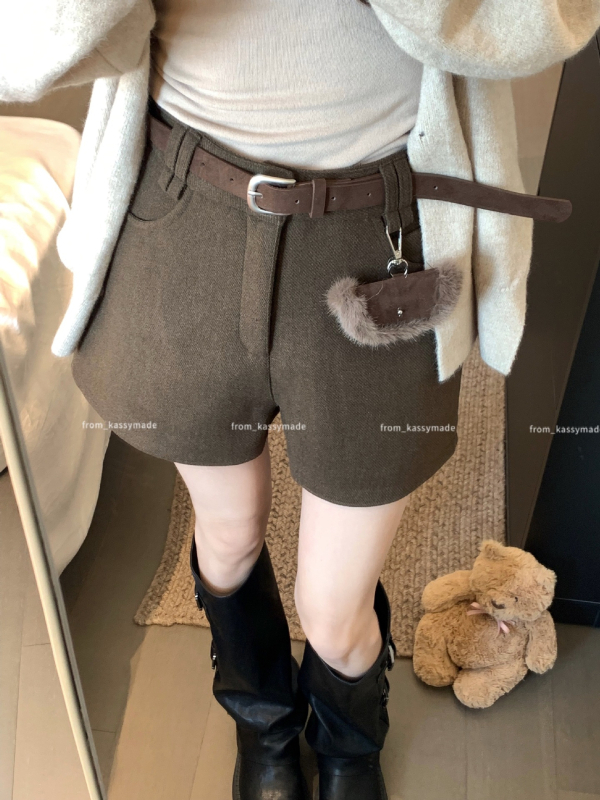 Ženske vunene hlače ravnog kroja, srednje visoki pojas, duljina do tri četvrtine, plisirane, mješavina poliestera 70–80%