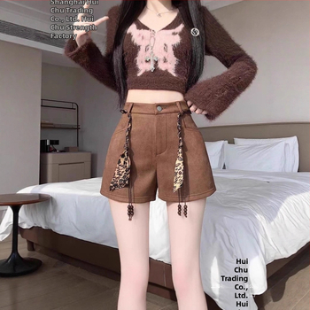 Moteriški velūro šortai su oro sluoksniu, aukštas liemuo, A linijos siluetas, platus galas, poliesteris 70–80%, žiema 2025