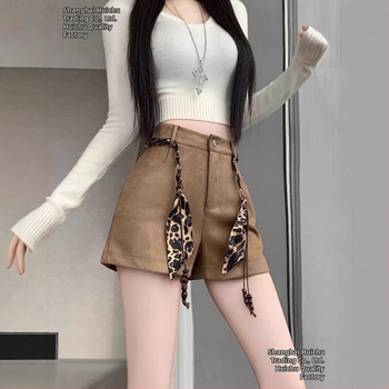 Moteriški velūro šortai su oro sluoksniu, aukštas liemuo, A linijos siluetas, platus galas, poliesteris 70–80%, žiema 2025