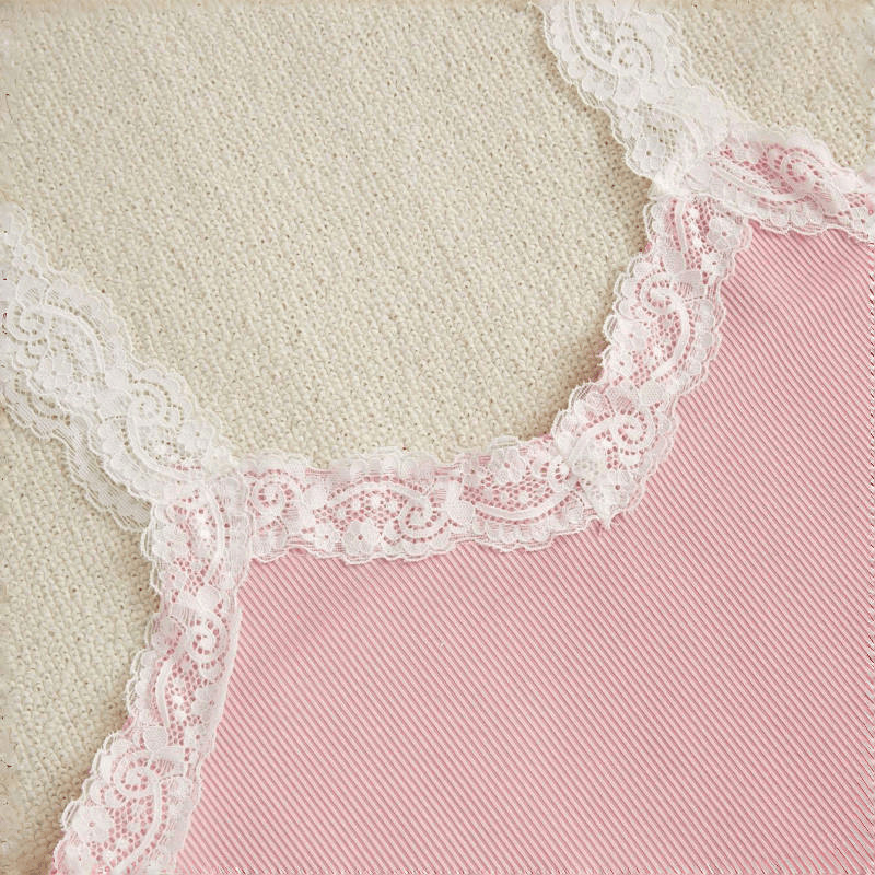 Damski kućni pidžama set s naramenicama i hlačama, cvjetni uzorak, poliester 90–95%, srednje gustoće 181–200 g/m², bez ovratnika