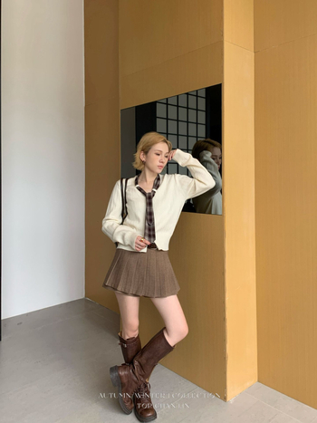 Плисирана пола с интегрирани три четвърти панталони, висока талия, полиестер-вискоза смес със колажен детайл