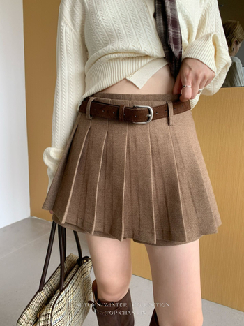 Плисирана пола с интегрирани три четвърти панталони, висока талия, полиестер-вискоза смес със колажен детайл