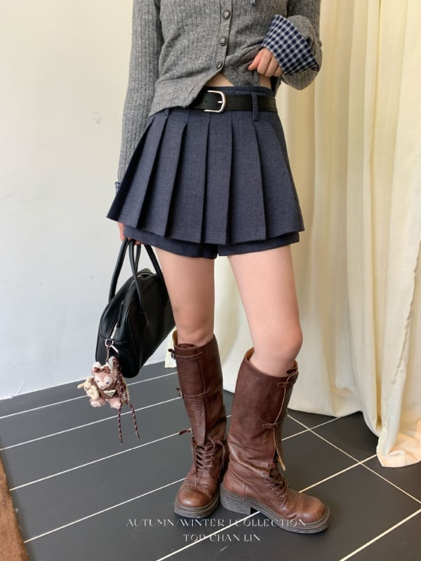 Плисирана пола с интегрирани три четвърти панталони, висока талия, полиестер-вискоза смес със колажен детайл