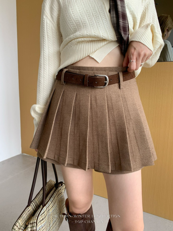 Плисирана пола с интегрирани три четвърти панталони, висока талия, полиестер-вискоза смес със колажен детайл