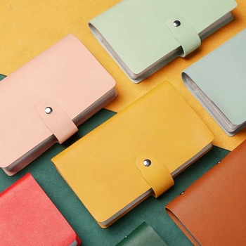 Unisex držač kartica s više pretinaca i pretinicom za identifikacijsku karticu, podstava od umjetne kože, za svakodnevnu upotrebu.