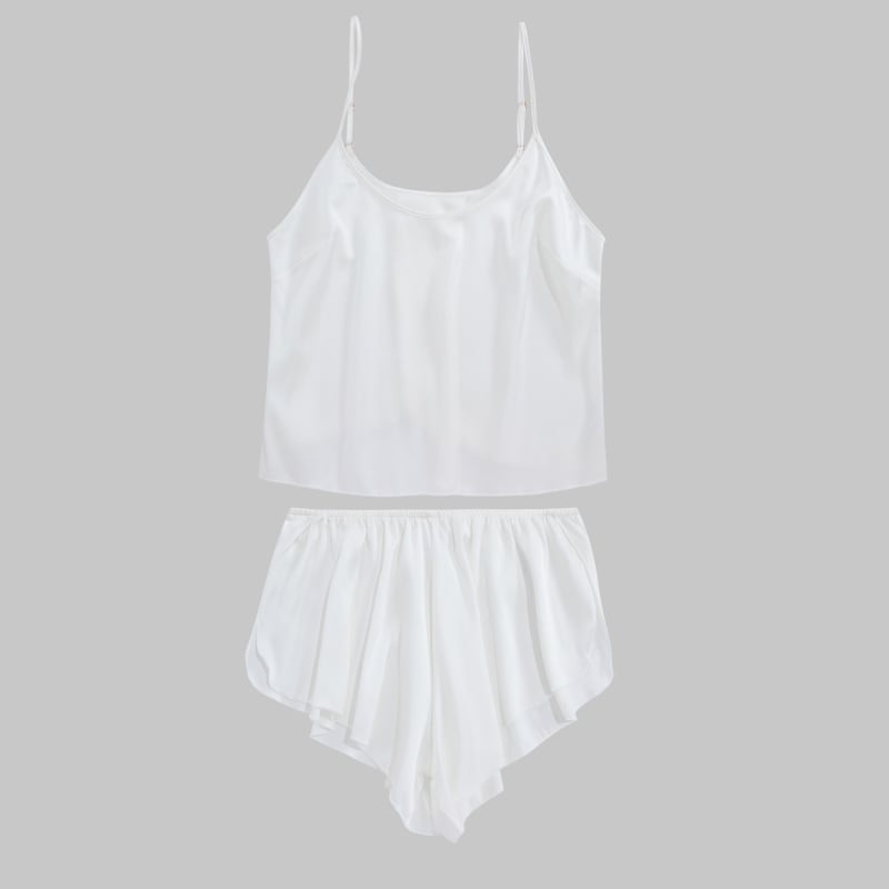 Szatén pizsama szett, ujj nélküli, rövidnadrágos; nylon tartalom 80–90%, könnyű anyag 121–140 g/m²; légáteresztő és kényelmes otthoni alvóruha.