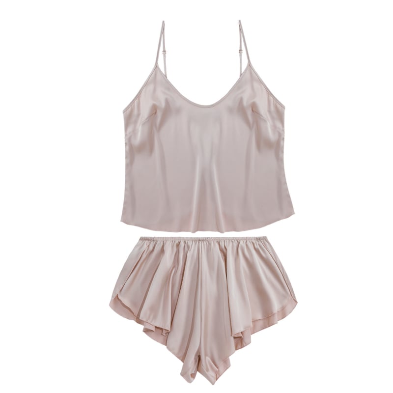 Szatén pizsama szett, ujj nélküli, rövidnadrágos; nylon tartalom 80–90%, könnyű anyag 121–140 g/m²; légáteresztő és kényelmes otthoni alvóruha.