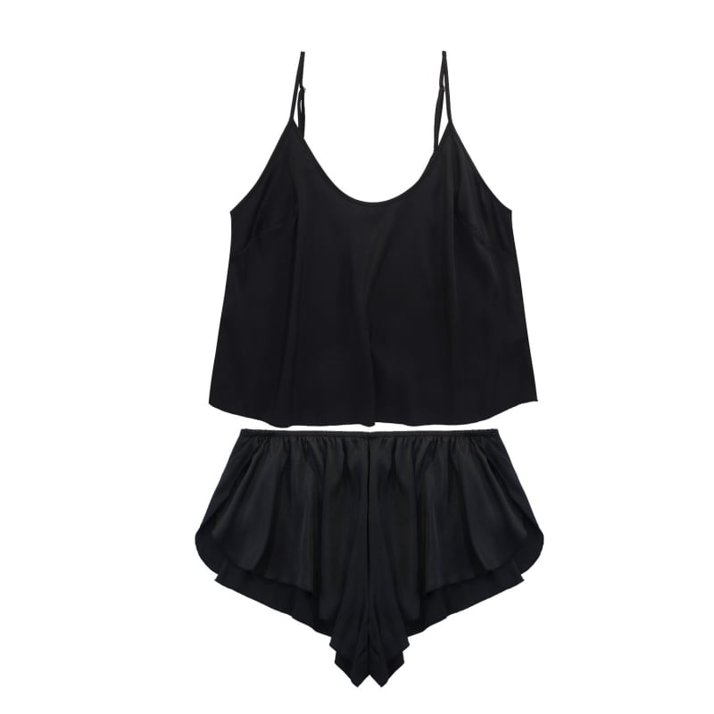 Szatén pizsama szett, ujj nélküli, rövidnadrágos; nylon tartalom 80–90%, könnyű anyag 121–140 g/m²; légáteresztő és kényelmes otthoni alvóruha.