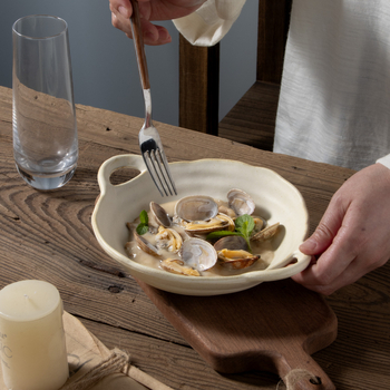 Porcelanski duboki tanjur s dva držačima uha, retro stil, nepravilnog oblika, siguran za mikrovalnu i perilicu posuđa