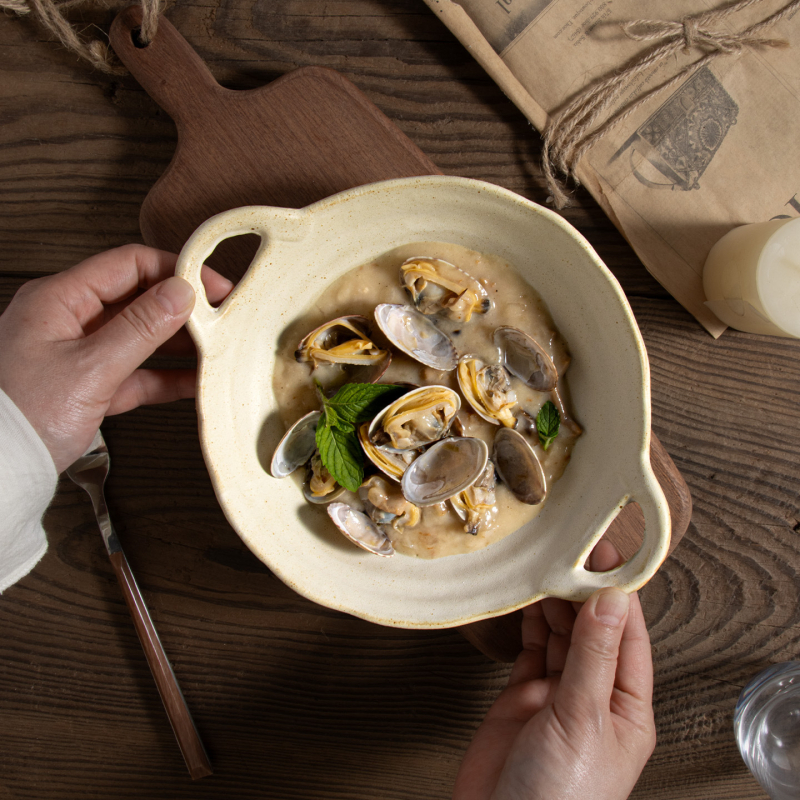 Porcelanski duboki tanjur s dva držačima uha, retro stil, nepravilnog oblika, siguran za mikrovalnu i perilicu posuđa