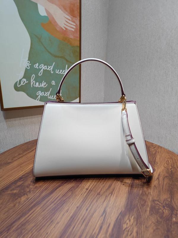 Geantă tote din piele naturală de bovine, cu curea de umăr - formă orizontală pătrată, închidere magnetică, buzunar interior cu fermoar, buzunar pentru telefon, buzunar pentru ID