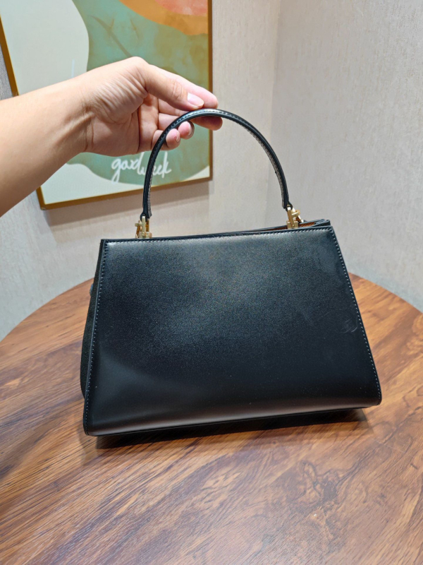 Geantă tote din piele naturală de bovine, cu curea de umăr - formă orizontală pătrată, închidere magnetică, buzunar interior cu fermoar, buzunar pentru telefon, buzunar pentru ID