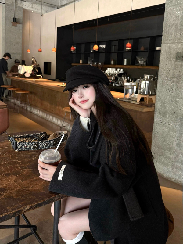 Palton de femei din lână în stil capă, amestec de lână 80–90%, lung, croială lejeră, nasturi ascunși, mâneci lungi, primăvara 2025