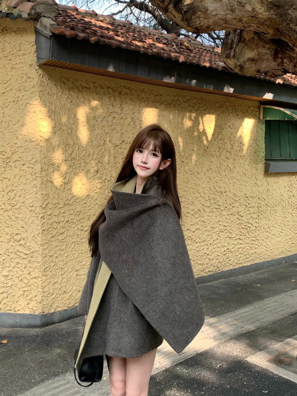 Palton de femei din lână în stil capă, amestec de lână 80–90%, lung, croială lejeră, nasturi ascunși, mâneci lungi, primăvara 2025