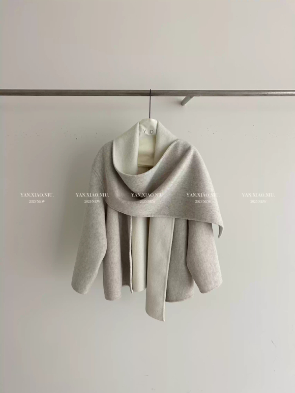 Palton de femei din lână în stil capă, amestec de lână 80–90%, lung, croială lejeră, nasturi ascunși, mâneci lungi, primăvara 2025