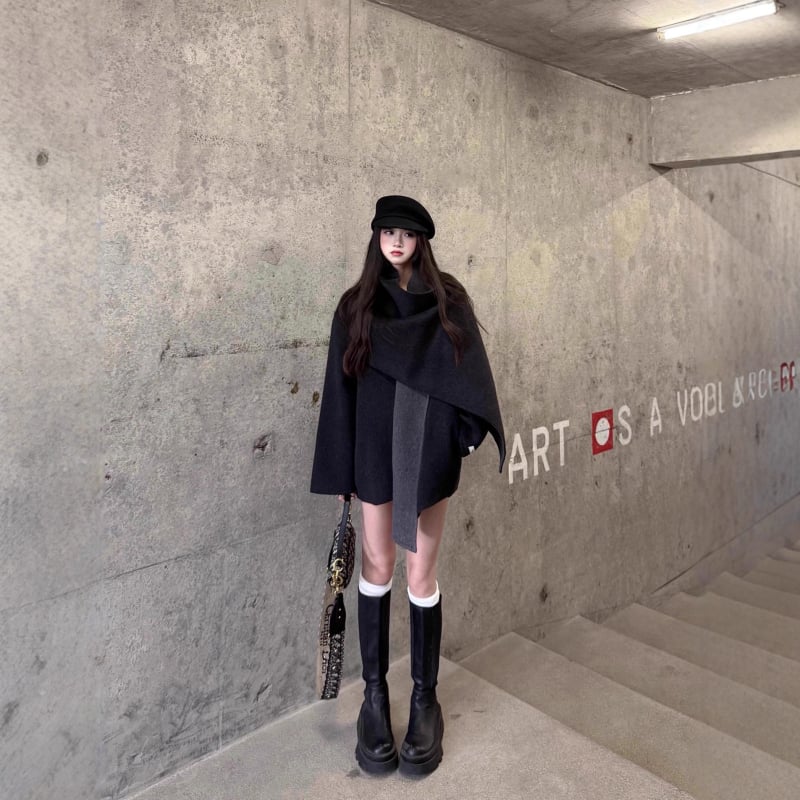 Palton de femei din lână în stil capă, amestec de lână 80–90%, lung, croială lejeră, nasturi ascunși, mâneci lungi, primăvara 2025