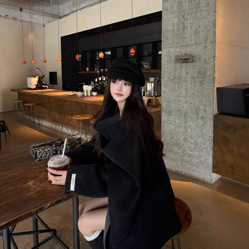 Palton de femei din lână în stil capă, amestec de lână 80–90%, lung, croială lejeră, nasturi ascunși, mâneci lungi, primăvara 2025