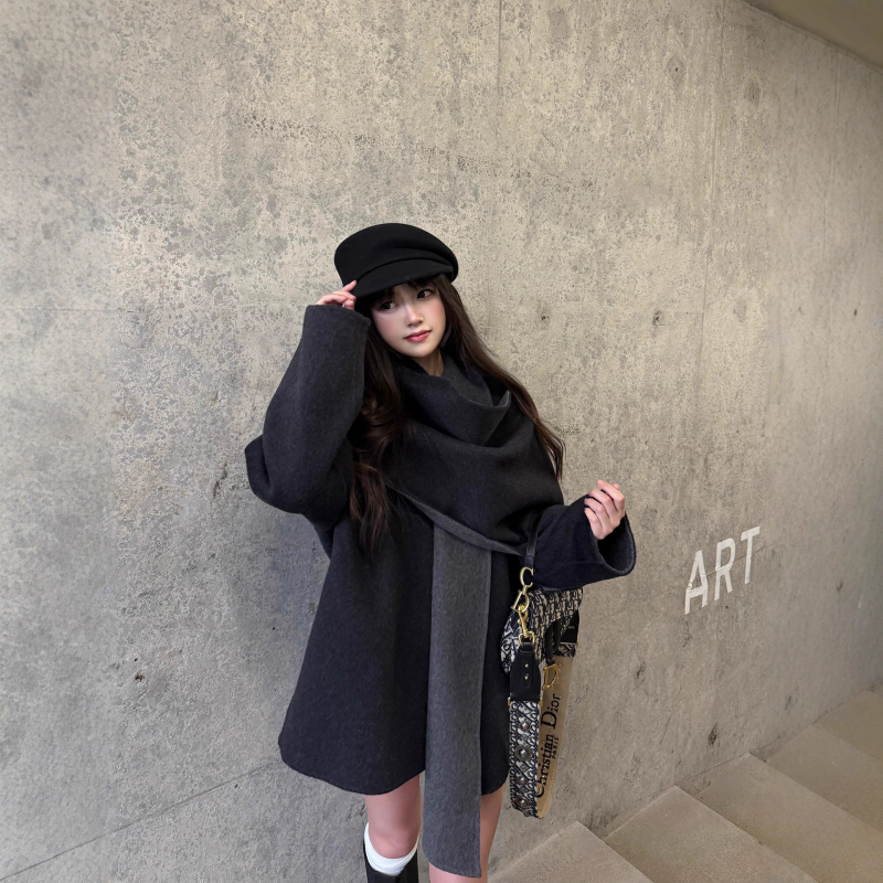 Palton de femei din lână în stil capă, amestec de lână 80–90%, lung, croială lejeră, nasturi ascunși, mâneci lungi, primăvara 2025