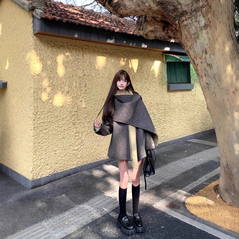 Palton de femei din lână în stil capă, amestec de lână 80–90%, lung, croială lejeră, nasturi ascunși, mâneci lungi, primăvara 2025