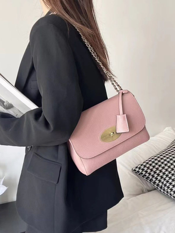 Ženska mini torbica od prave kože, horizontalni kvadratni oblik, zaključavanje, jednostavan crossbody remen, ljeto 2025