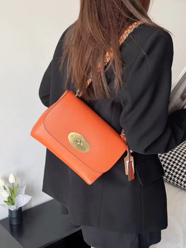 Ženska mini torbica od prave kože, horizontalni kvadratni oblik, zaključavanje, jednostavan crossbody remen, ljeto 2025