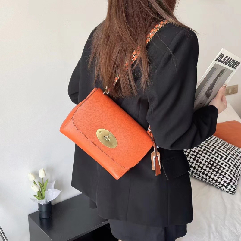 Ženska mini torbica od prave kože, horizontalni kvadratni oblik, zaključavanje, jednostavan crossbody remen, ljeto 2025