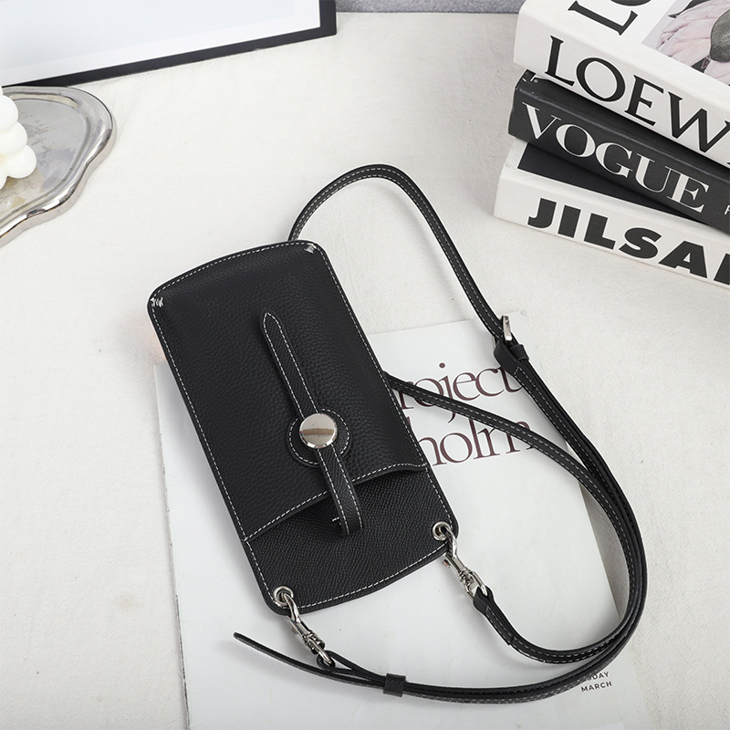 Ženska kožna torbica za mobitel, crossbody | Prva sloja goveđe kože | Uspravni kvadratni oblik | Otvaranje Draasher kopčom | Unutarnje: džep sa zipom, džep za telefon, džep za identifikacijsku karticu