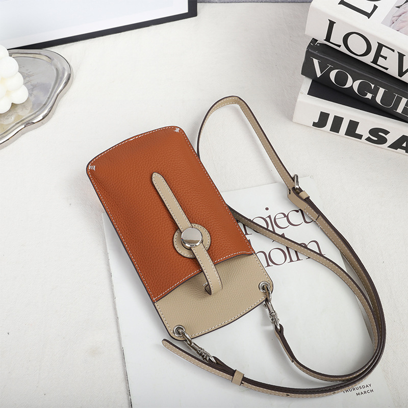 Ženska kožna torbica za mobitel, crossbody | Prva sloja goveđe kože | Uspravni kvadratni oblik | Otvaranje Draasher kopčom | Unutarnje: džep sa zipom, džep za telefon, džep za identifikacijsku karticu