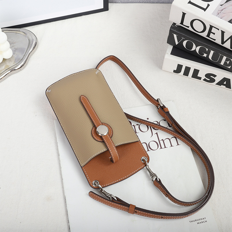 Ženska kožna torbica za mobitel, crossbody | Prva sloja goveđe kože | Uspravni kvadratni oblik | Otvaranje Draasher kopčom | Unutarnje: džep sa zipom, džep za telefon, džep za identifikacijsku karticu