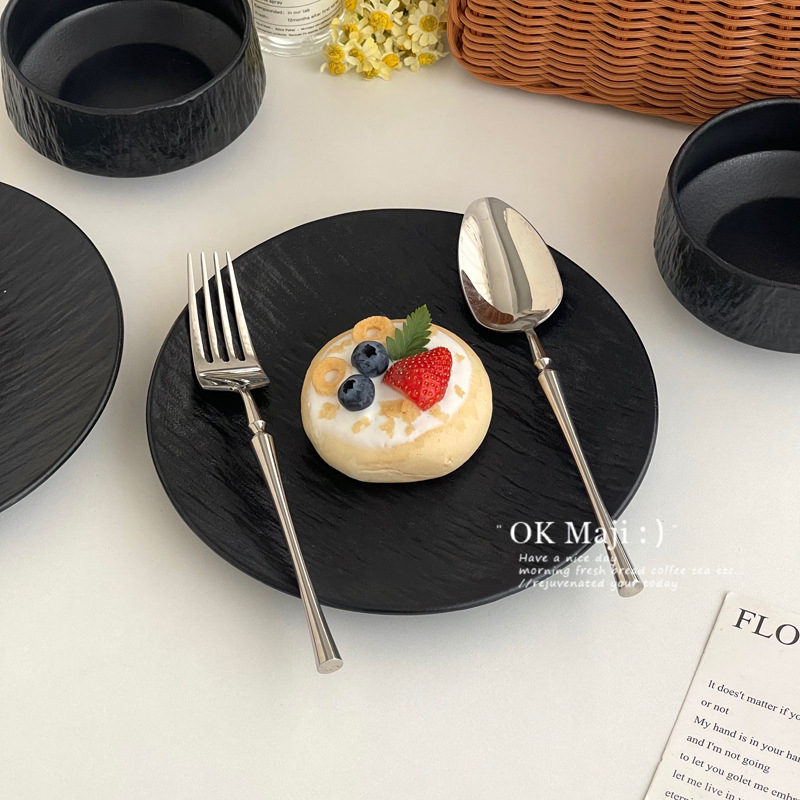 Keramički desertni tanjur s visokim postoljem, okrugli, jednobojna glazirana površina, pogodan za mikrovalnu pećnicu