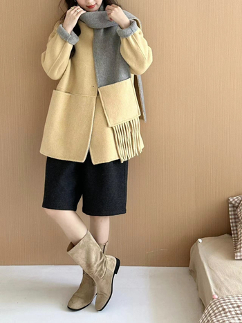 Palton damă din lână reversibil, lungime medie, guler rotund, închidere cu nasturi pe un rând, croială lejeră, mâneci cu umeri căzuți, amestec lână-Lyocell