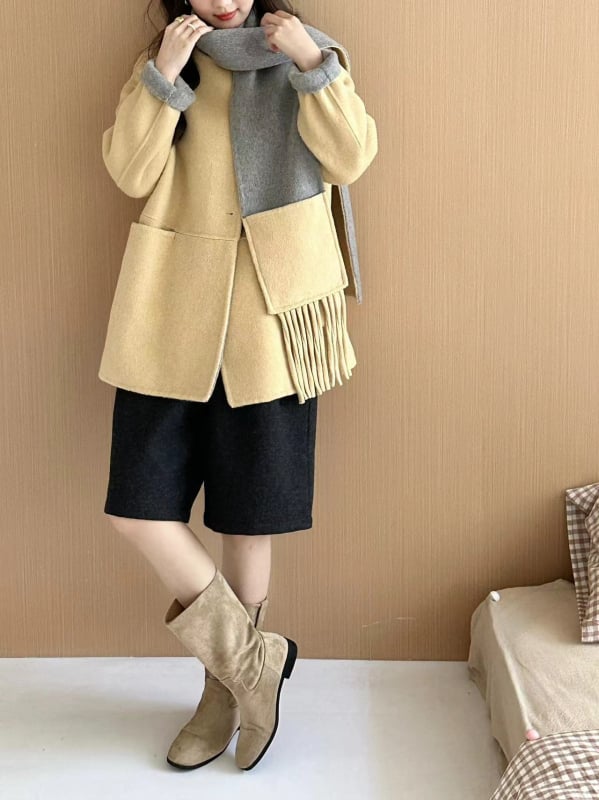 Palton damă din lână reversibil, lungime medie, guler rotund, închidere cu nasturi pe un rând, croială lejeră, mâneci cu umeri căzuți, amestec lână-Lyocell