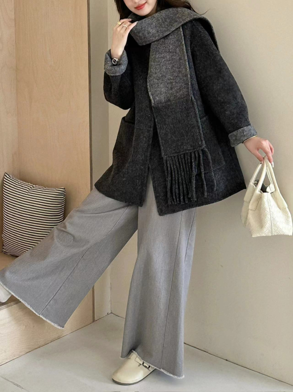 Palton damă din lână reversibil, lungime medie, guler rotund, închidere cu nasturi pe un rând, croială lejeră, mâneci cu umeri căzuți, amestec lână-Lyocell