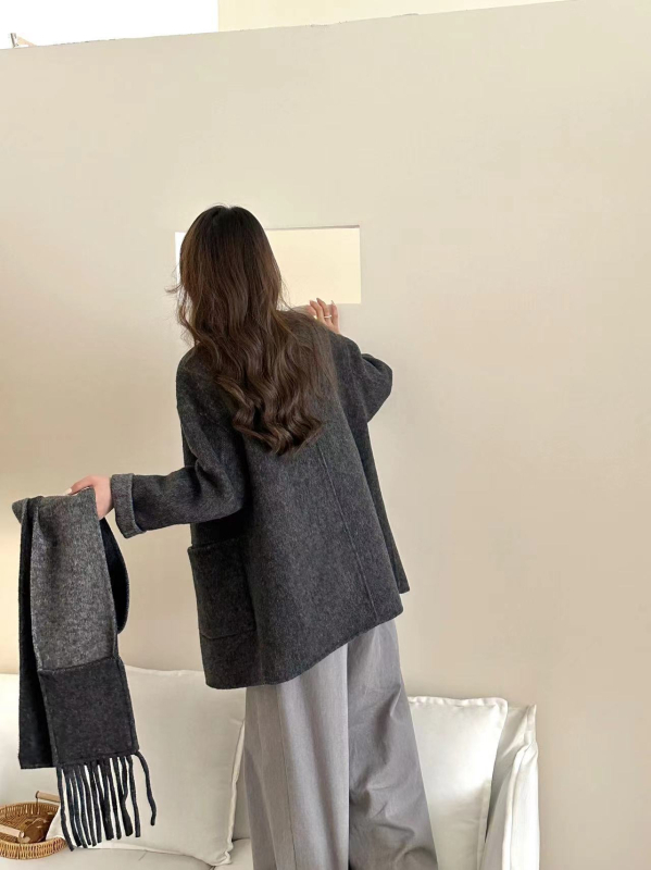 Palton damă din lână reversibil, lungime medie, guler rotund, închidere cu nasturi pe un rând, croială lejeră, mâneci cu umeri căzuți, amestec lână-Lyocell