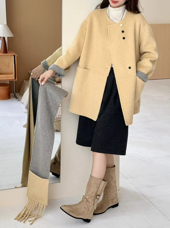 Palton damă din lână reversibil, lungime medie, guler rotund, închidere cu nasturi pe un rând, croială lejeră, mâneci cu umeri căzuți, amestec lână-Lyocell