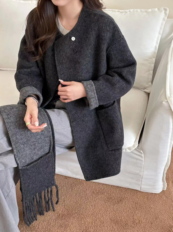 Palton damă din lână reversibil, lungime medie, guler rotund, închidere cu nasturi pe un rând, croială lejeră, mâneci cu umeri căzuți, amestec lână-Lyocell